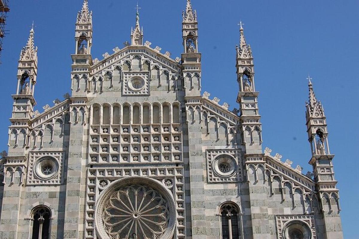 un grande edificio con una torre con un orologio sopra