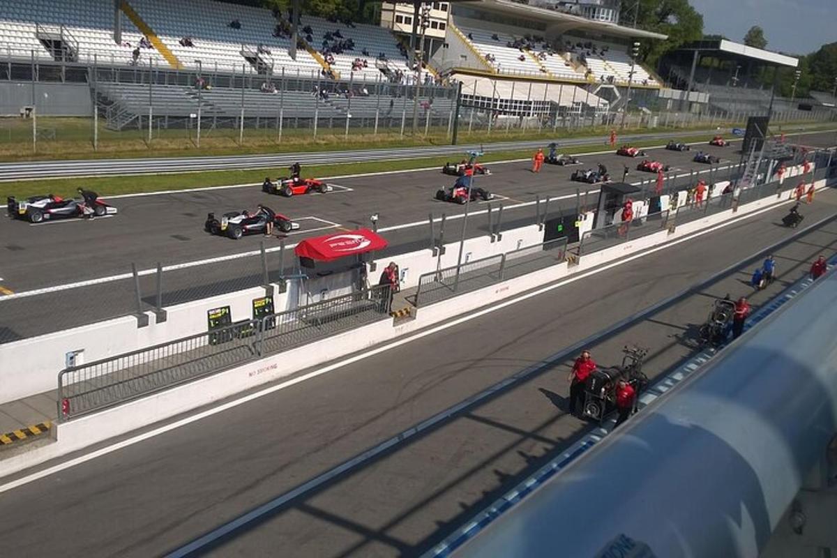 una vista dall'alto di una pista da corsa con auto da corsa