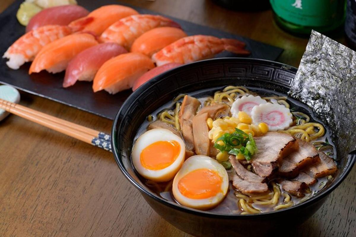 isang mangkok ng pagkain na may mga itlog at sushi sa mesa