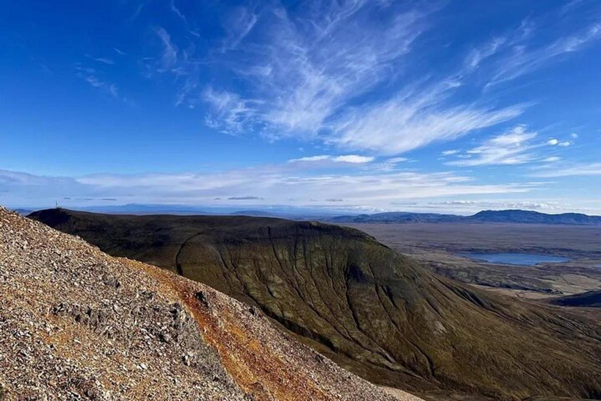 útsýni yfir fjall með bláum himni
