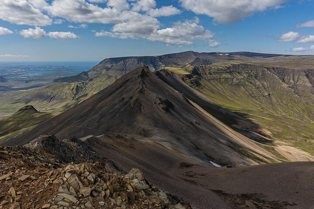 útsýni yfir fjall af hæðartoppi