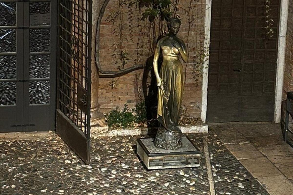 ένα άγαλμα μιας γυναίκας που στέκεται δίπλα σε ένα κτίριο