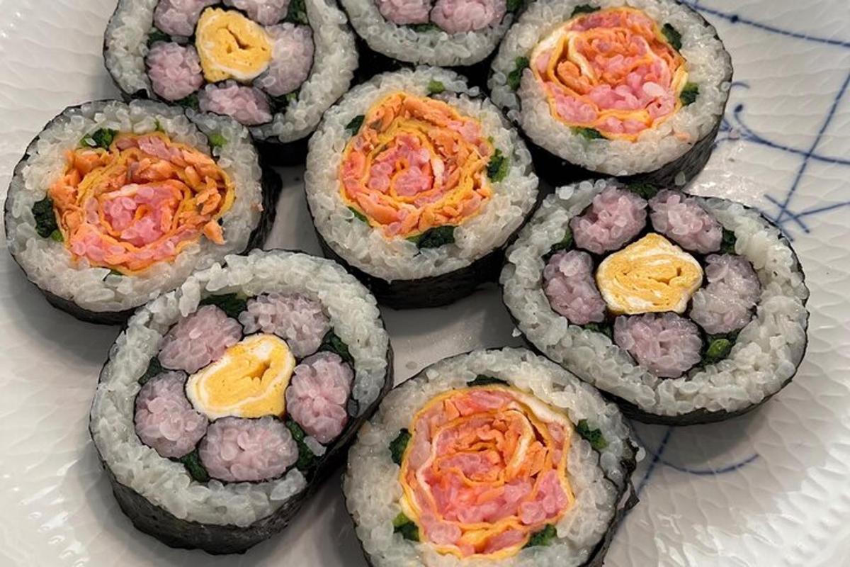 Skupina sushi rolek s různými ingrediencemi
