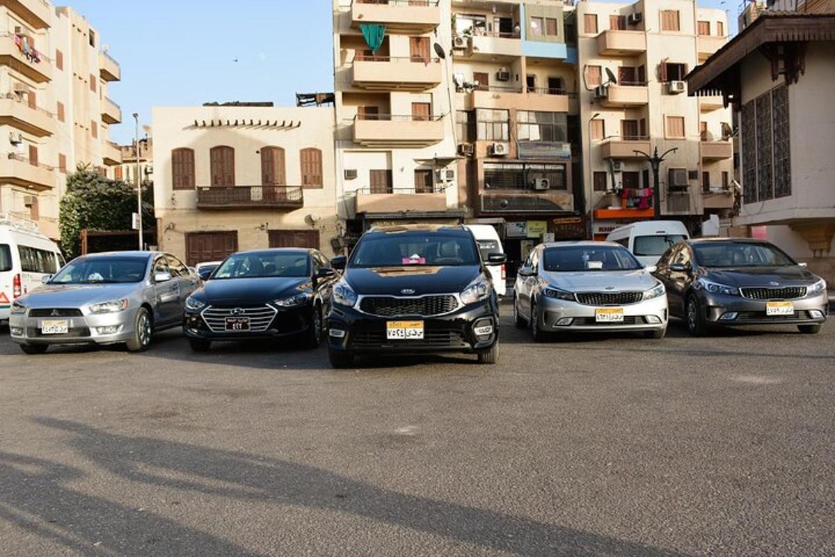 egy csoport autó parkolt egy parkolóban