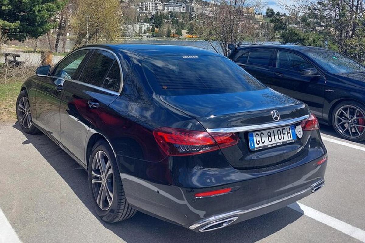 ένα μπλε αυτοκίνητο παρκαρισμένο σε ένα πάρκινγκ