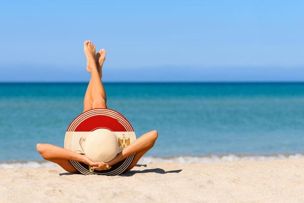 seseorang berbaring di pantai dengan sebuah buku