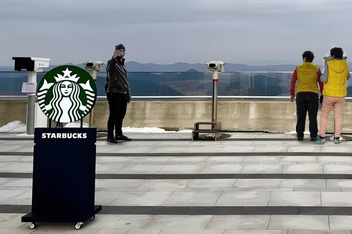 skupina ľudí stojacich na streche budovy