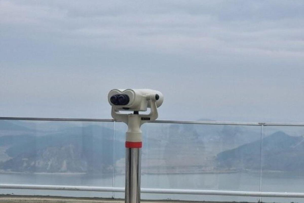 una càmera en un pal amb vistes a l'oceà