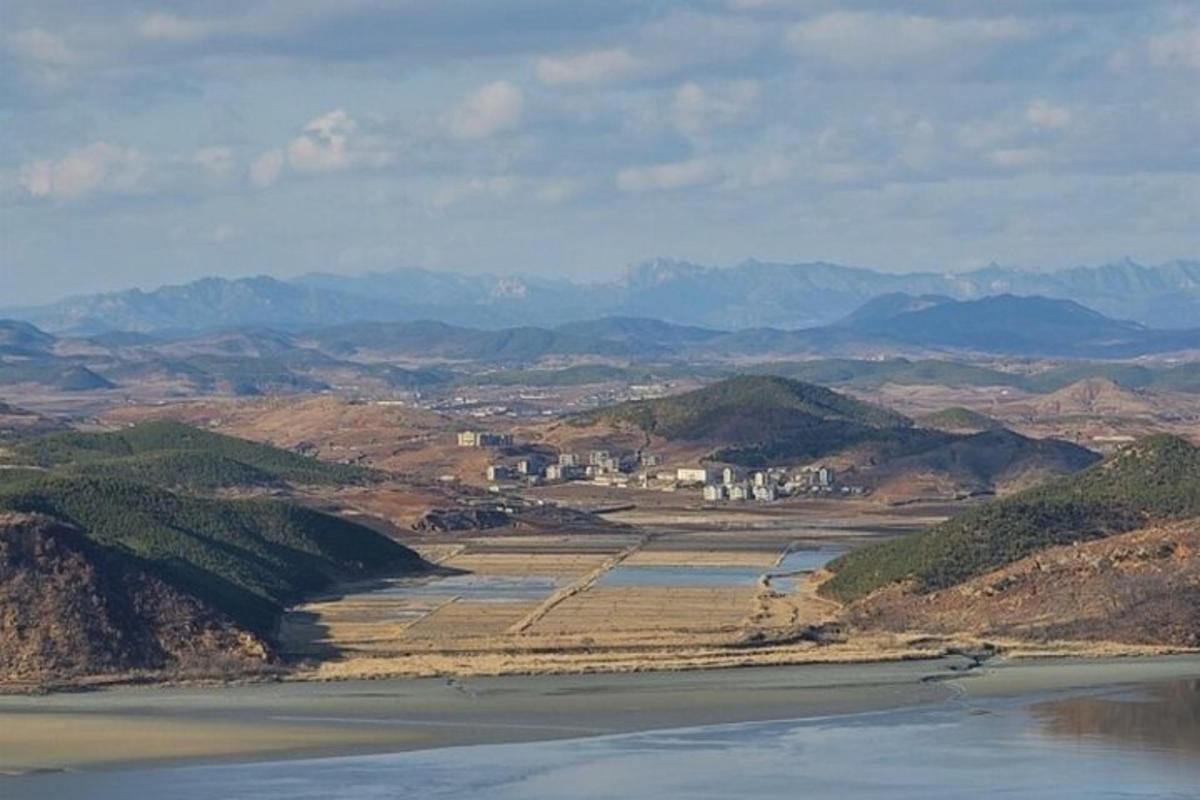 una vista d'una vall amb un riu i muntanyes