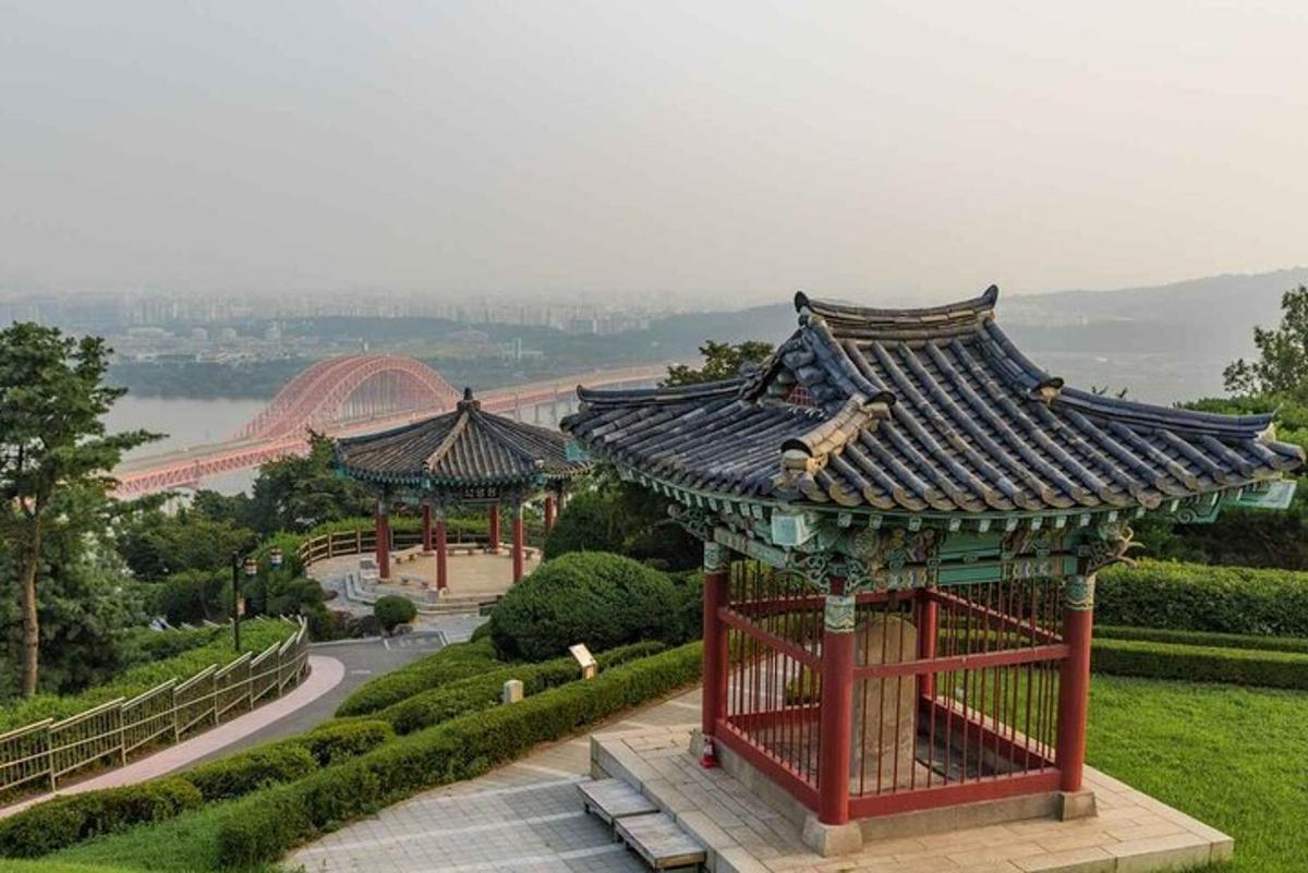 una pagoda en un parc amb un pont al fons