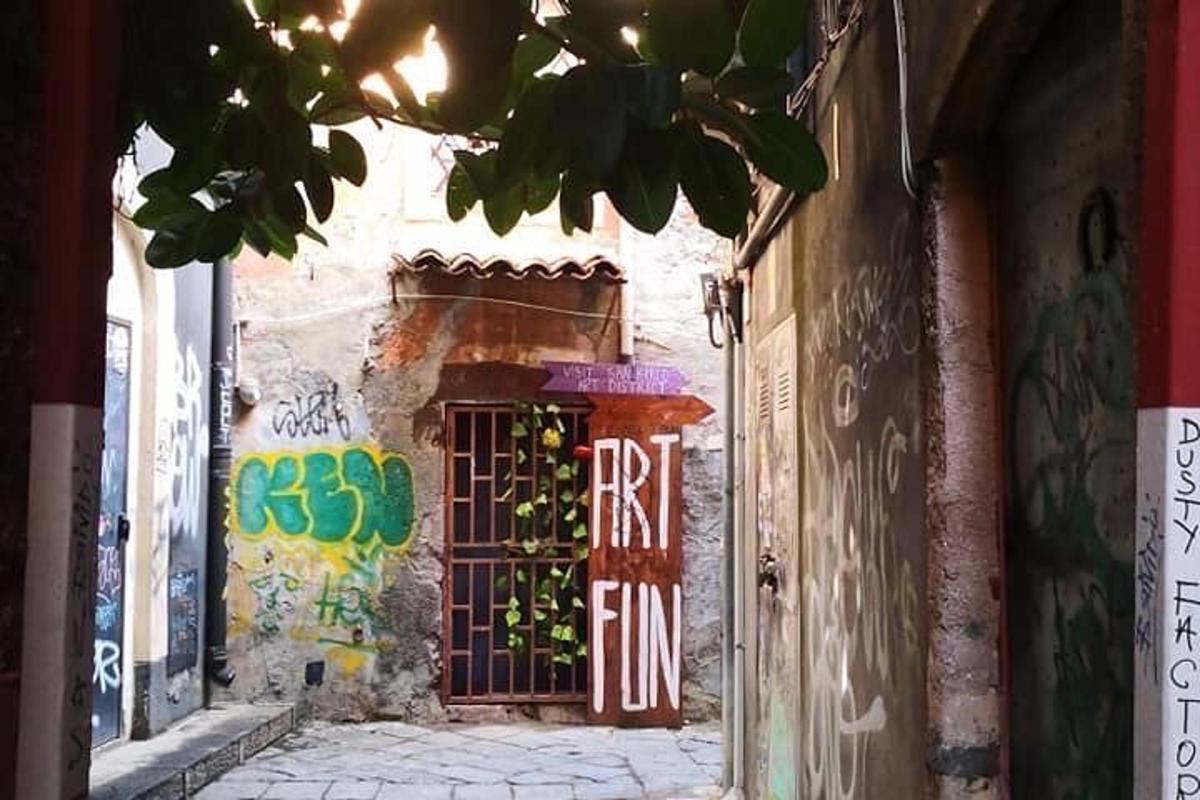 aleja ar grafiti ēkas sānos