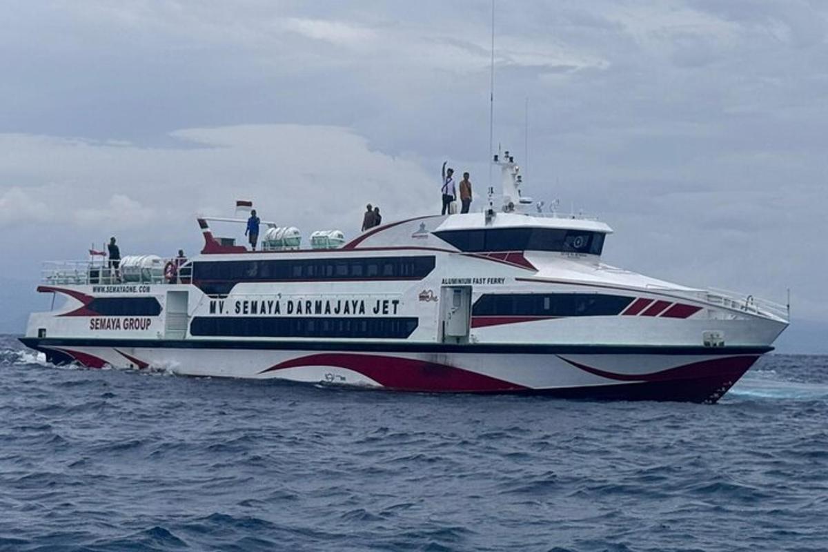 bot merah putih dan biru di dalam air