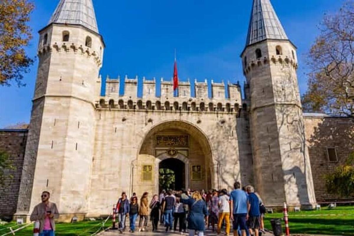 bir kalenin önünde duran bir grup insan