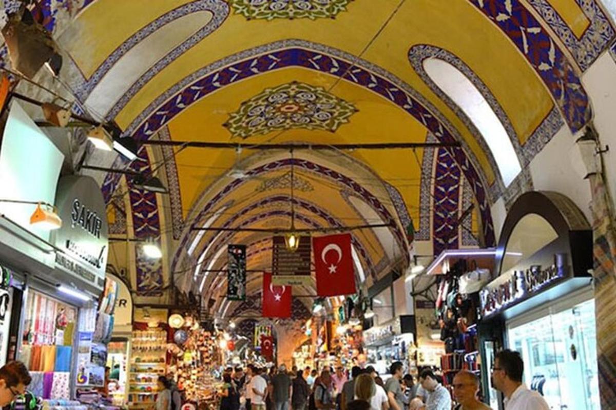 bir mağazada dolaşan insanların olduğu bir pazar