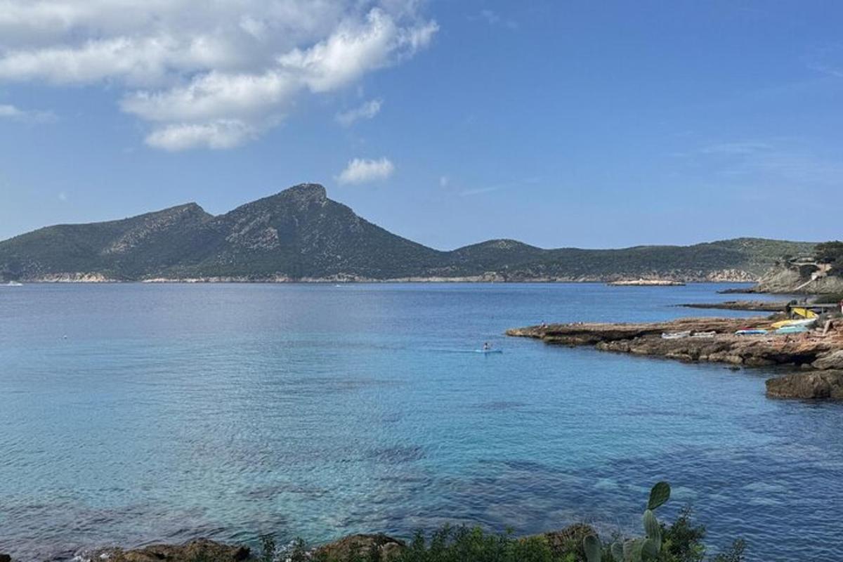 un grande specchio d'acqua con le montagne sullo sfondo