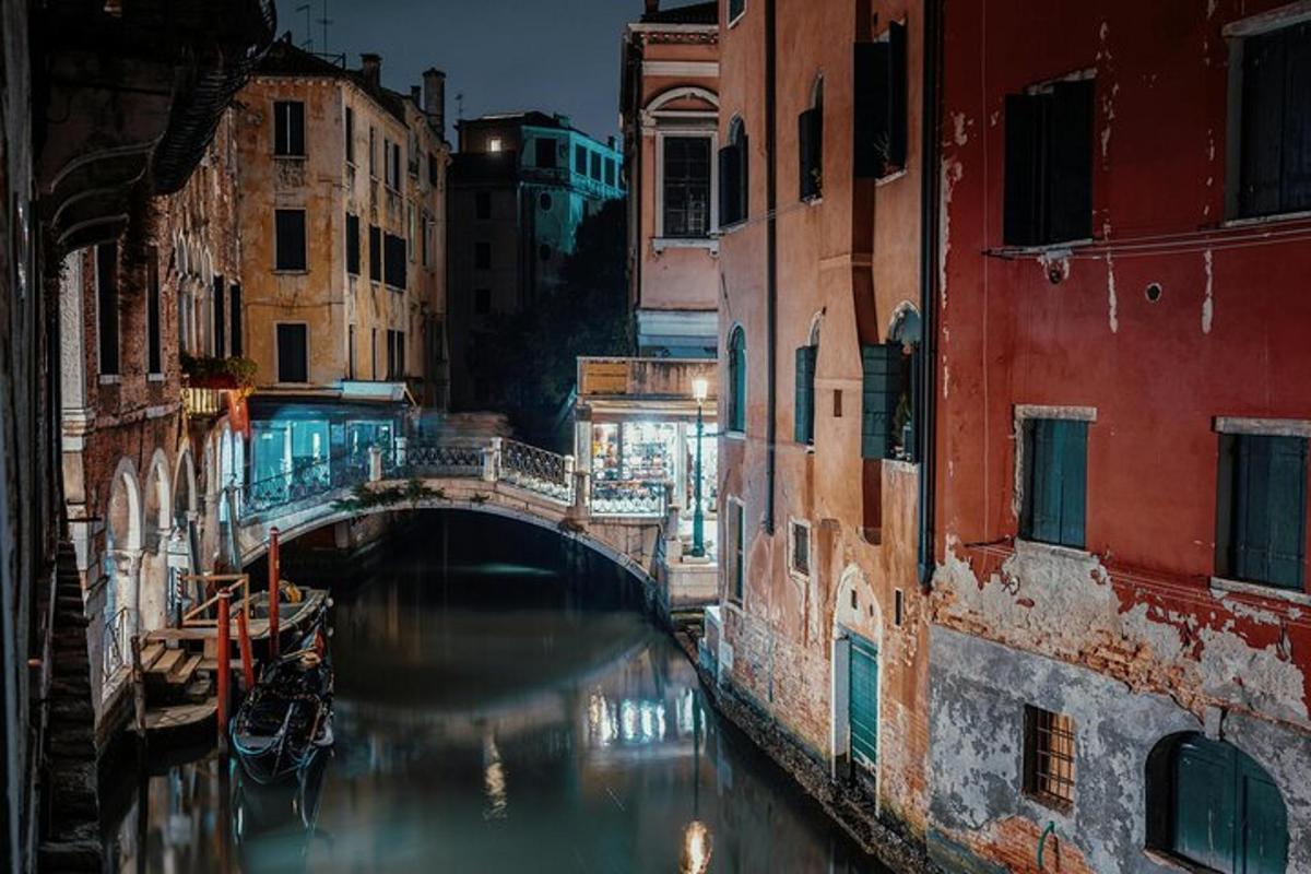 uma ponte sobre um canal em uma cidade à noite