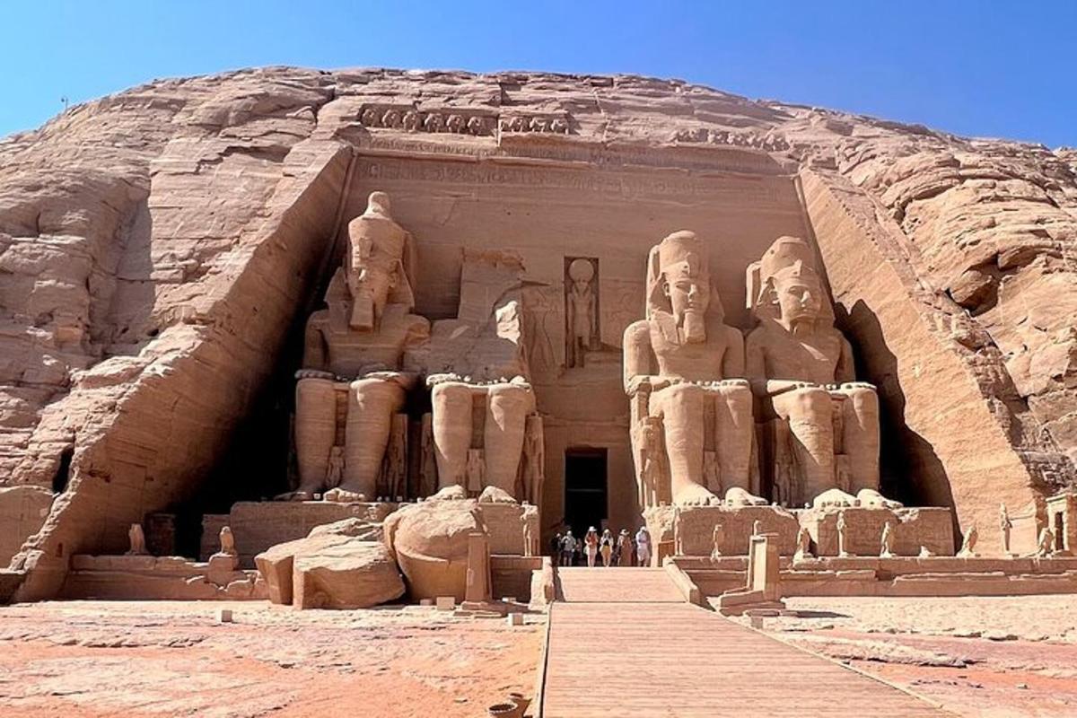 Un gran edificio con un grupo de estatuas colosales.