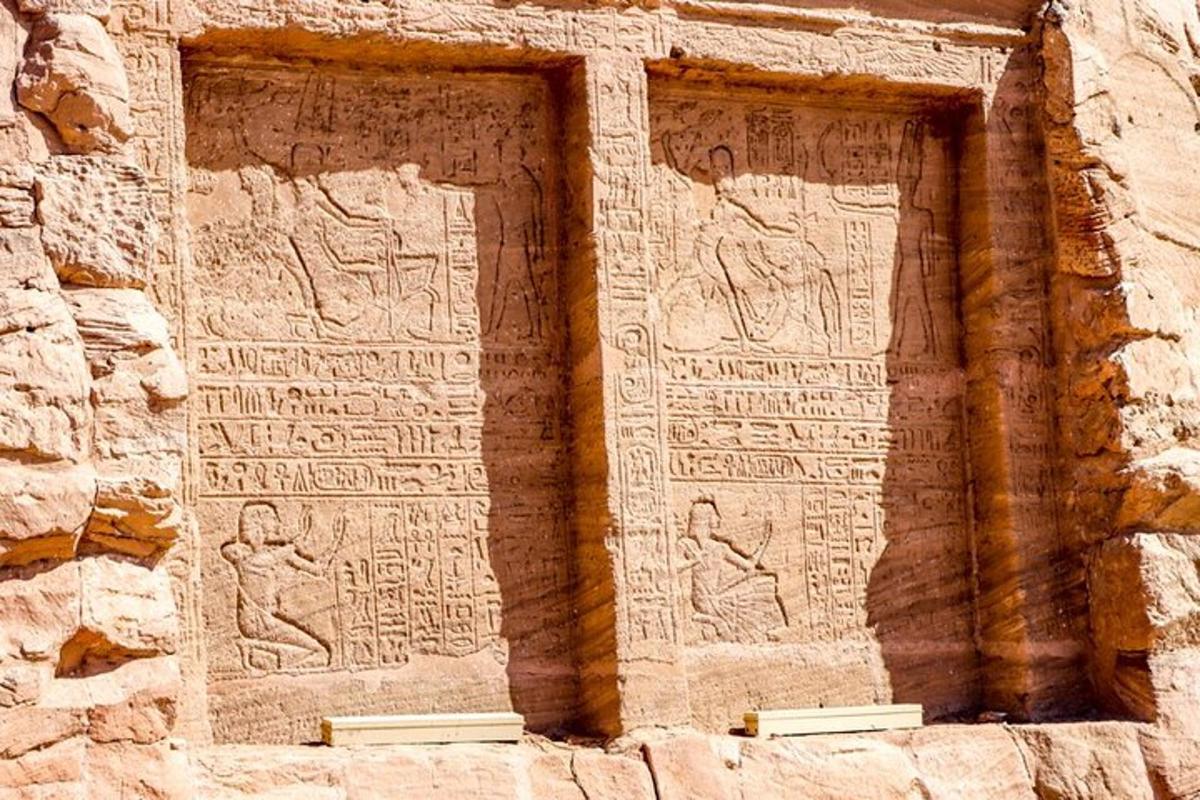 kamenný múr s hieroglyfmi