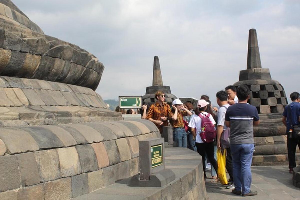 um grupo de pessoas em pé em frente a um monumento