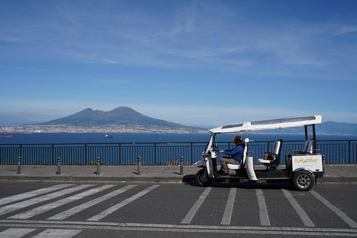 un uomo alla guida di un golf cart su una strada