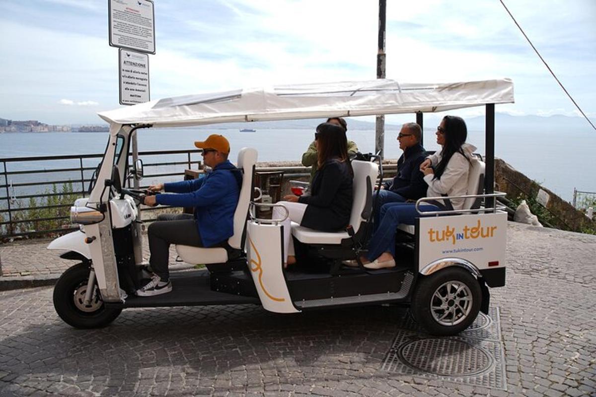 un gruppo di persone a bordo di un golf cart