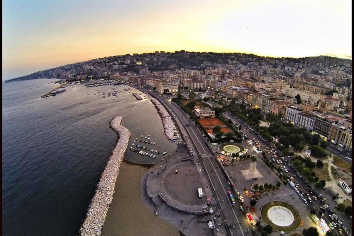 una vista aerea di una spiaggia con una città