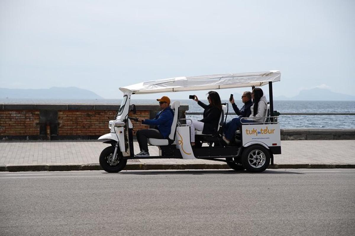 sekumpulan orang yang menaiki kereta golf