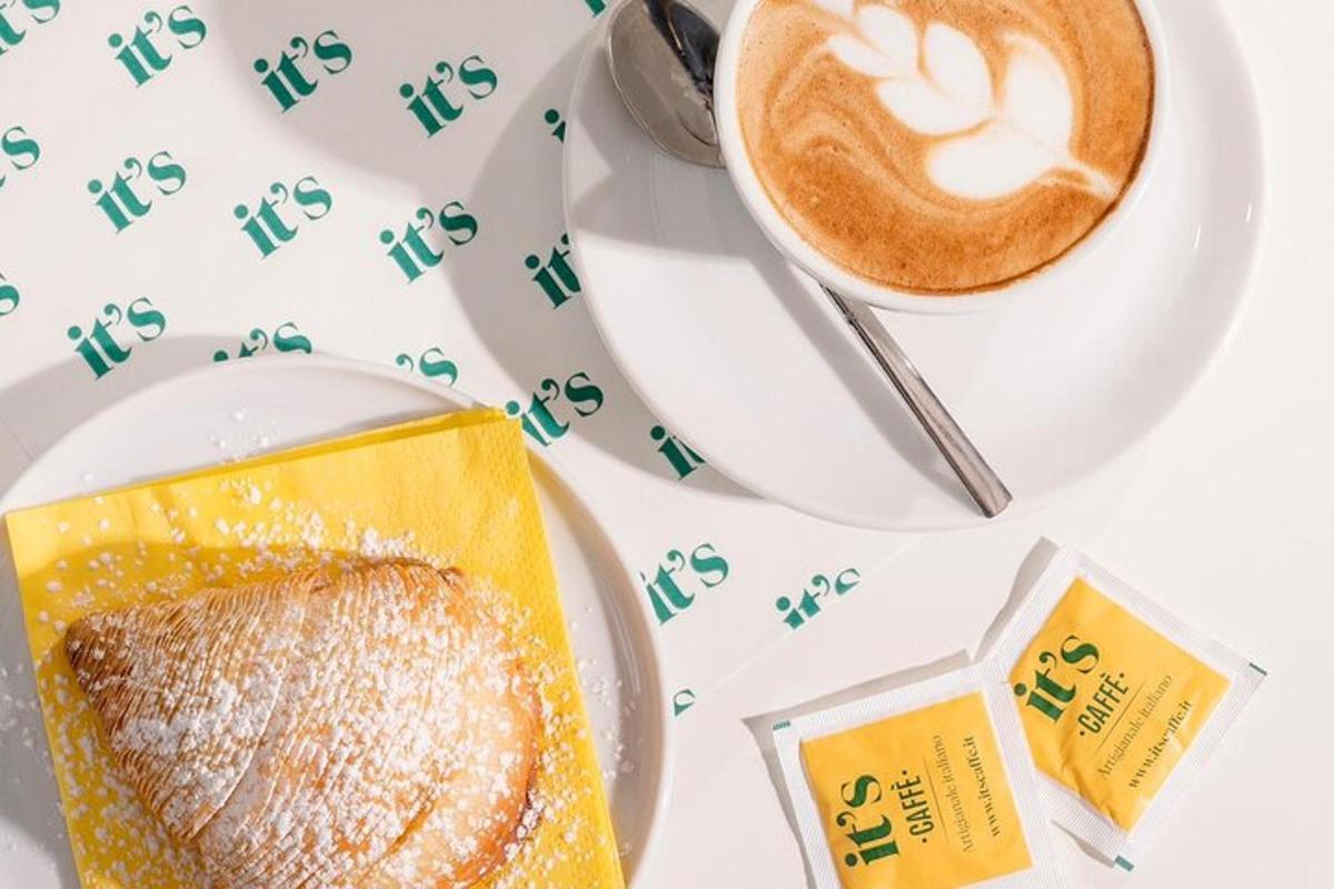 un piatto con una fetta di torta e una tazza di caffè