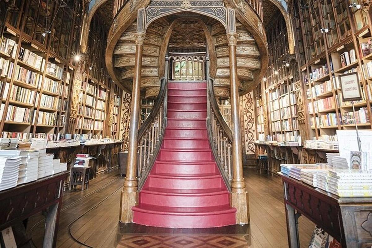 uma escada em uma biblioteca com um longo tapete vermelho