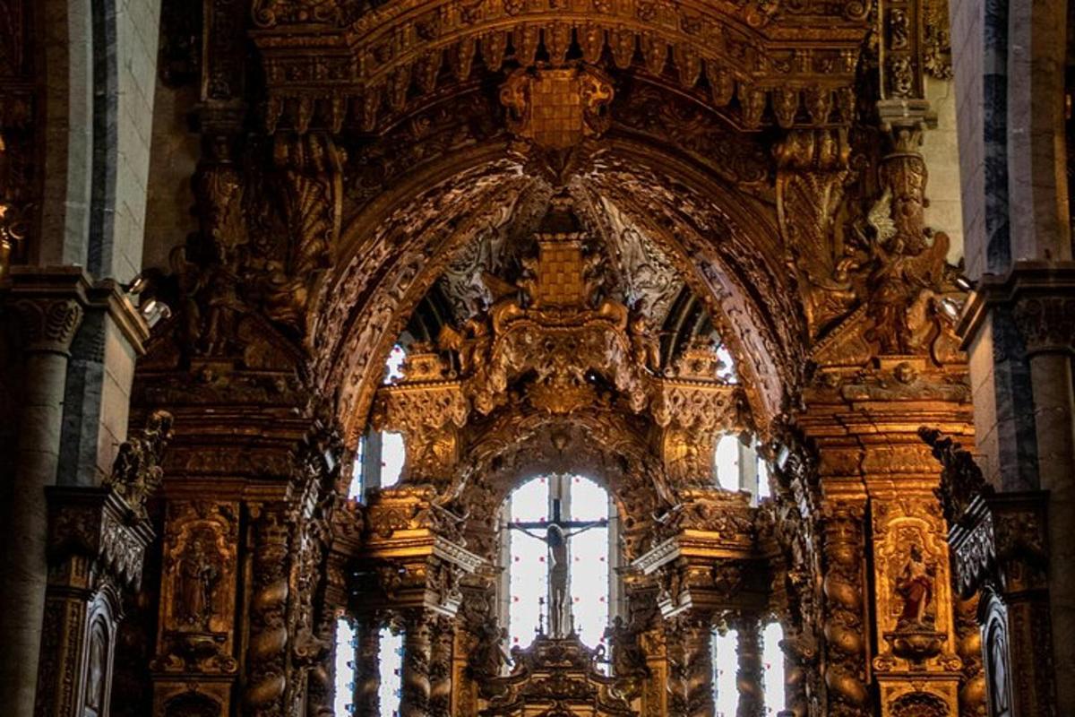 uma sala com uma janela grande em um prédio