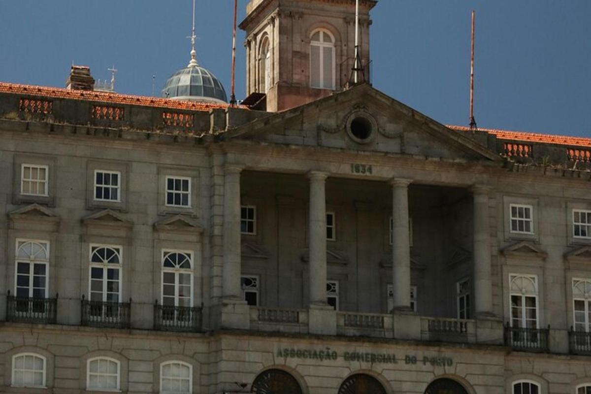 um edifício com uma torre do relógio no topo
