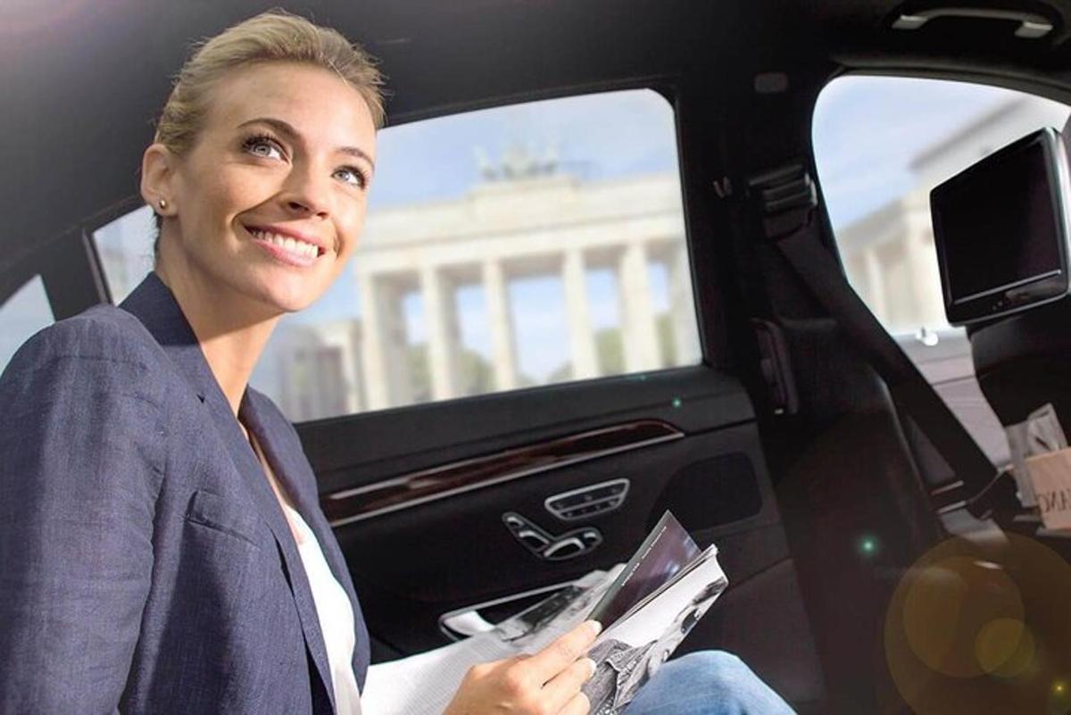 naine istub auto tagaistmel