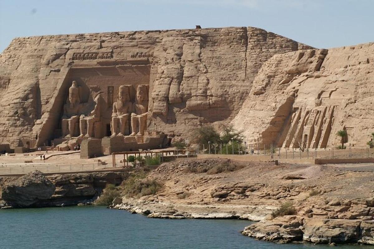 Un acantilado de roca con un edificio antiguo en un río