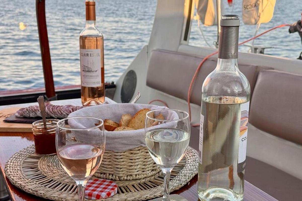 un tavolo con due bicchieri di vino e una ciotola di pane