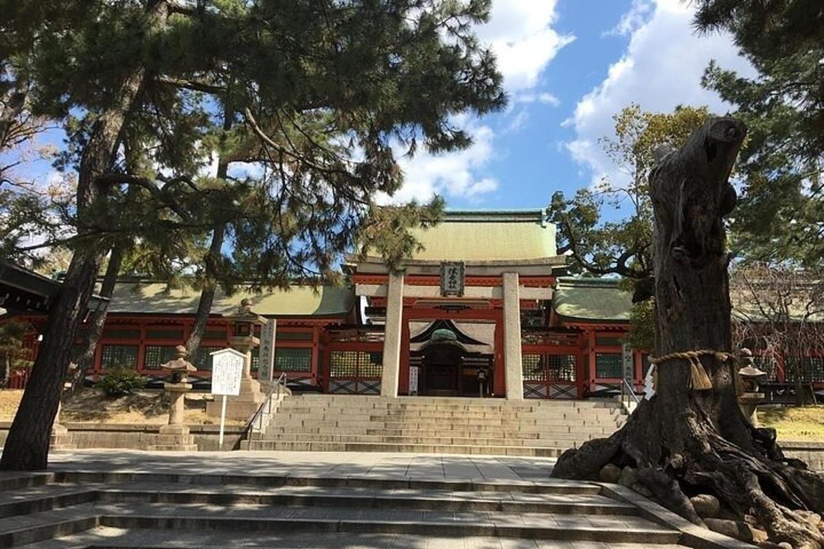 un edificio con un árbol delante