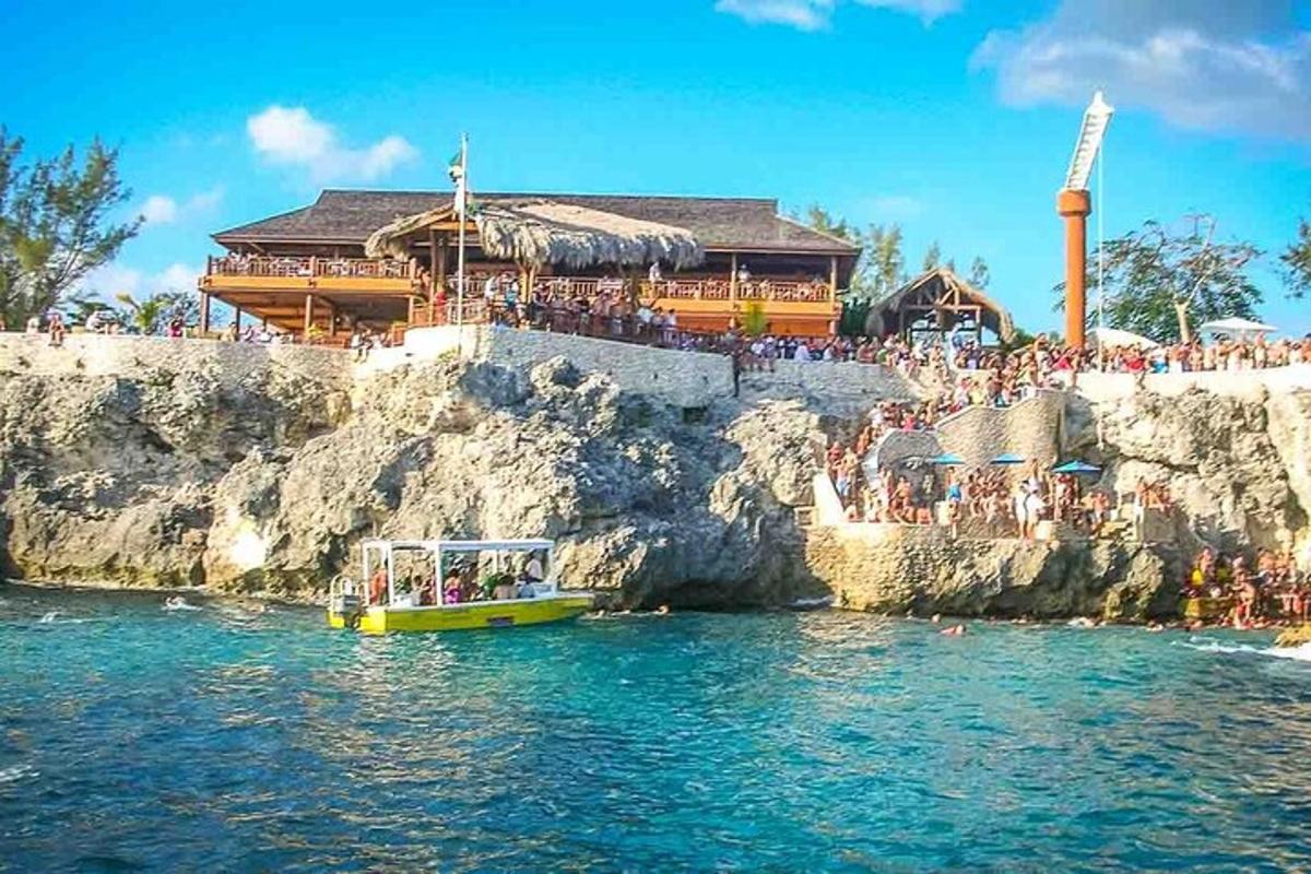 μια κίτρινη βάρκα στο νερό με ένα πλήθος ανθρώπων