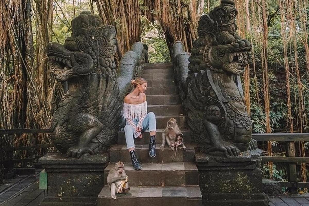 một người phụ nữ đang ngồi trên cầu thang với hai con chó