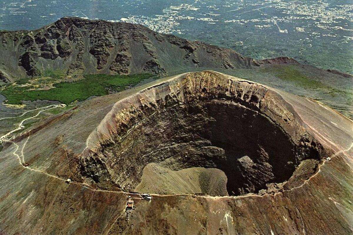 Letecký pohled na kráter na hoře