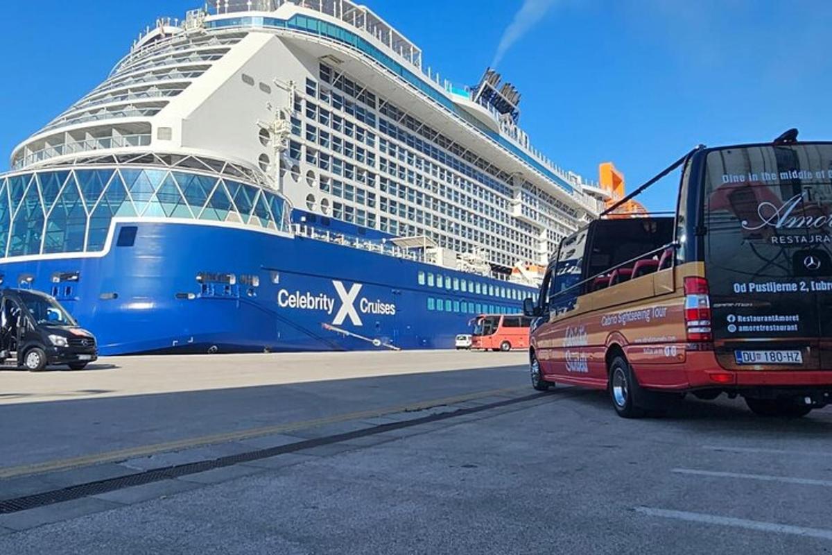 un autobus parcheggiato davanti a una nave da crociera