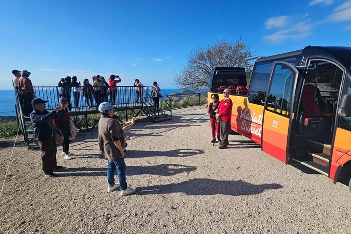 eine Gruppe von Menschen steht neben einem Bus