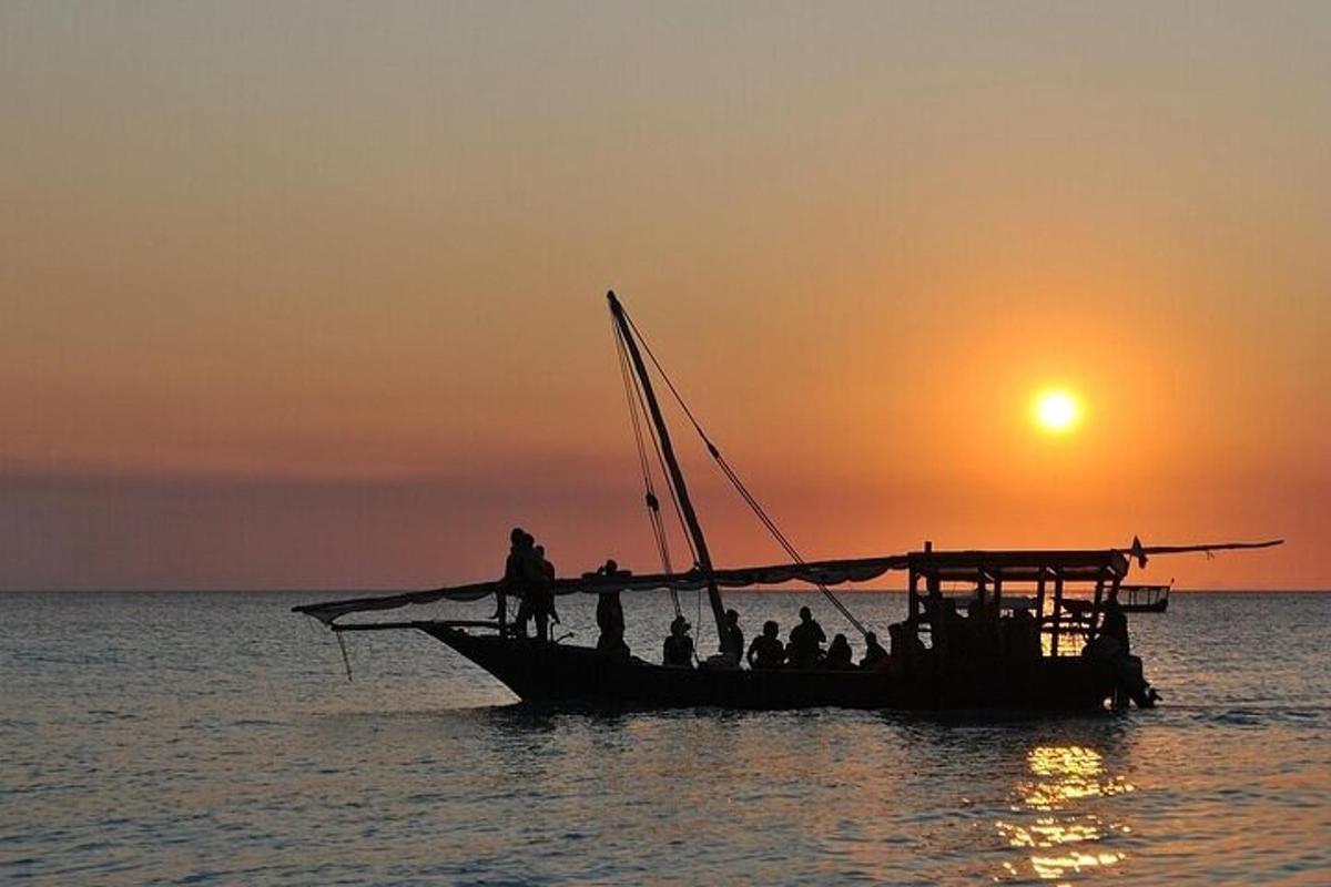 un grup de oameni pe o barcă în ocean la apus