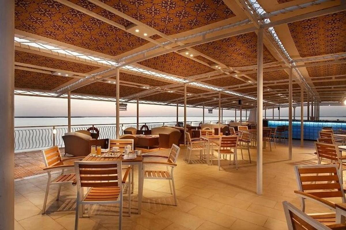 restoran di kapal dengan meja dan kursi