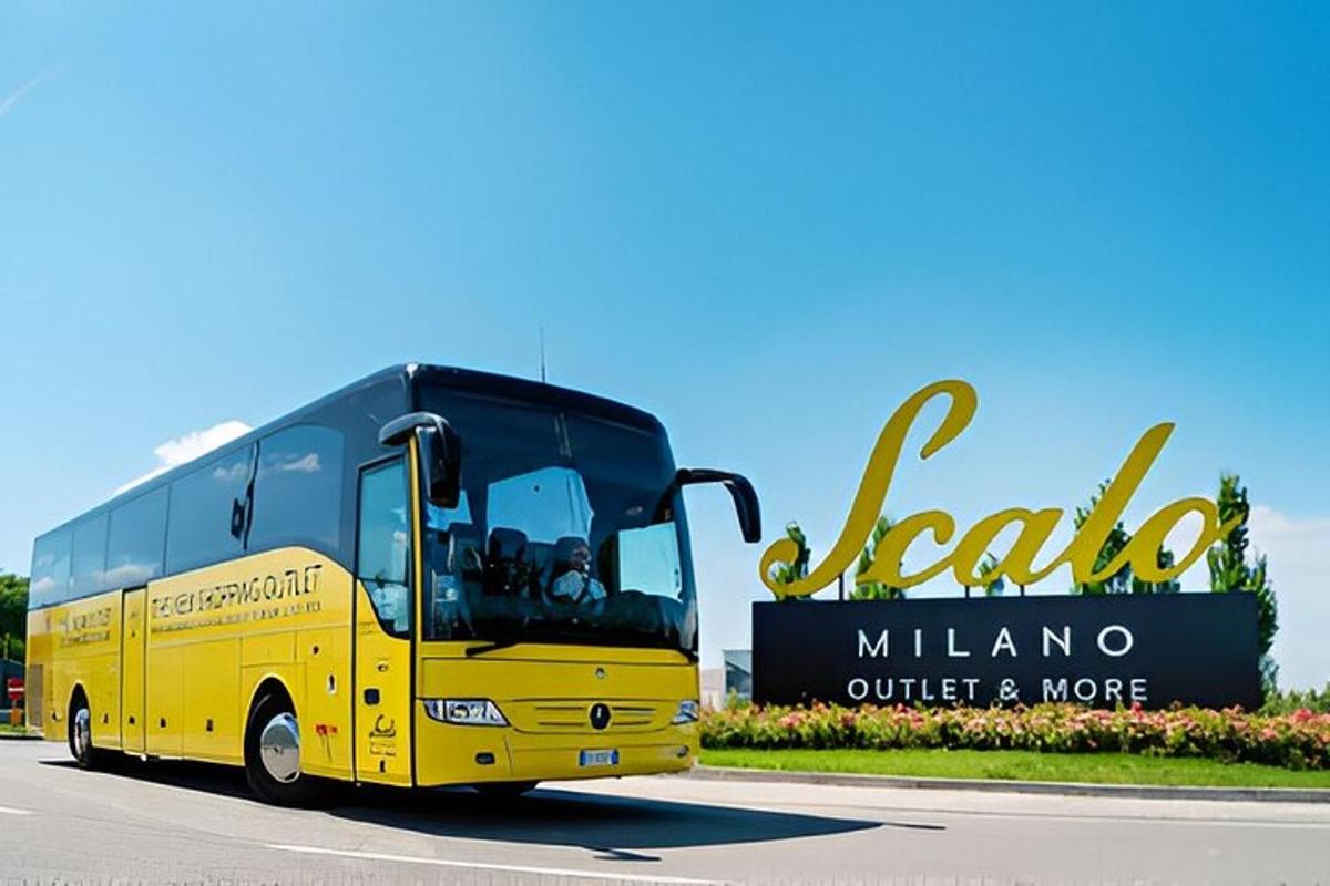 priešais ženklą pastatytas geltonas autobusas