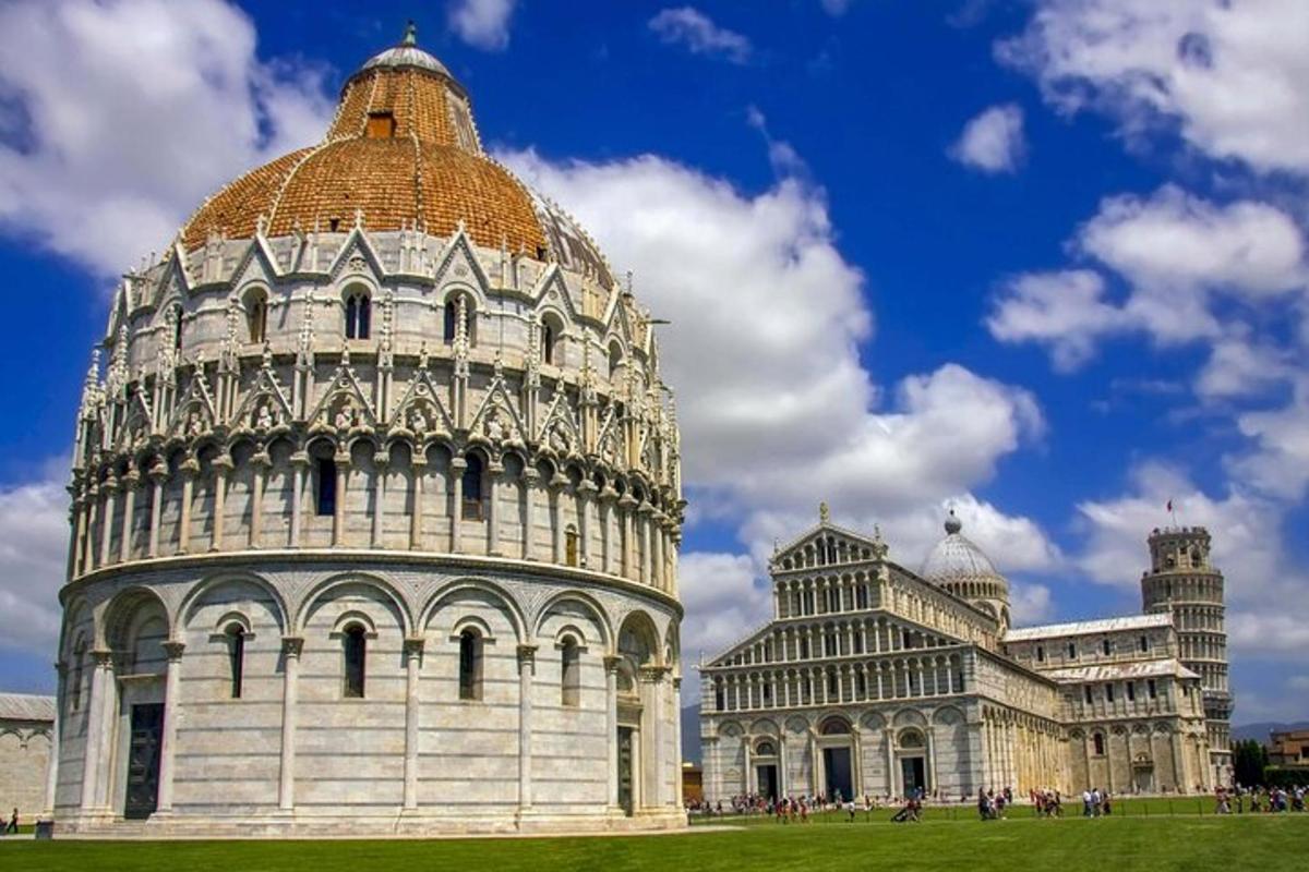 a picture of the leaning tower and the cathedral