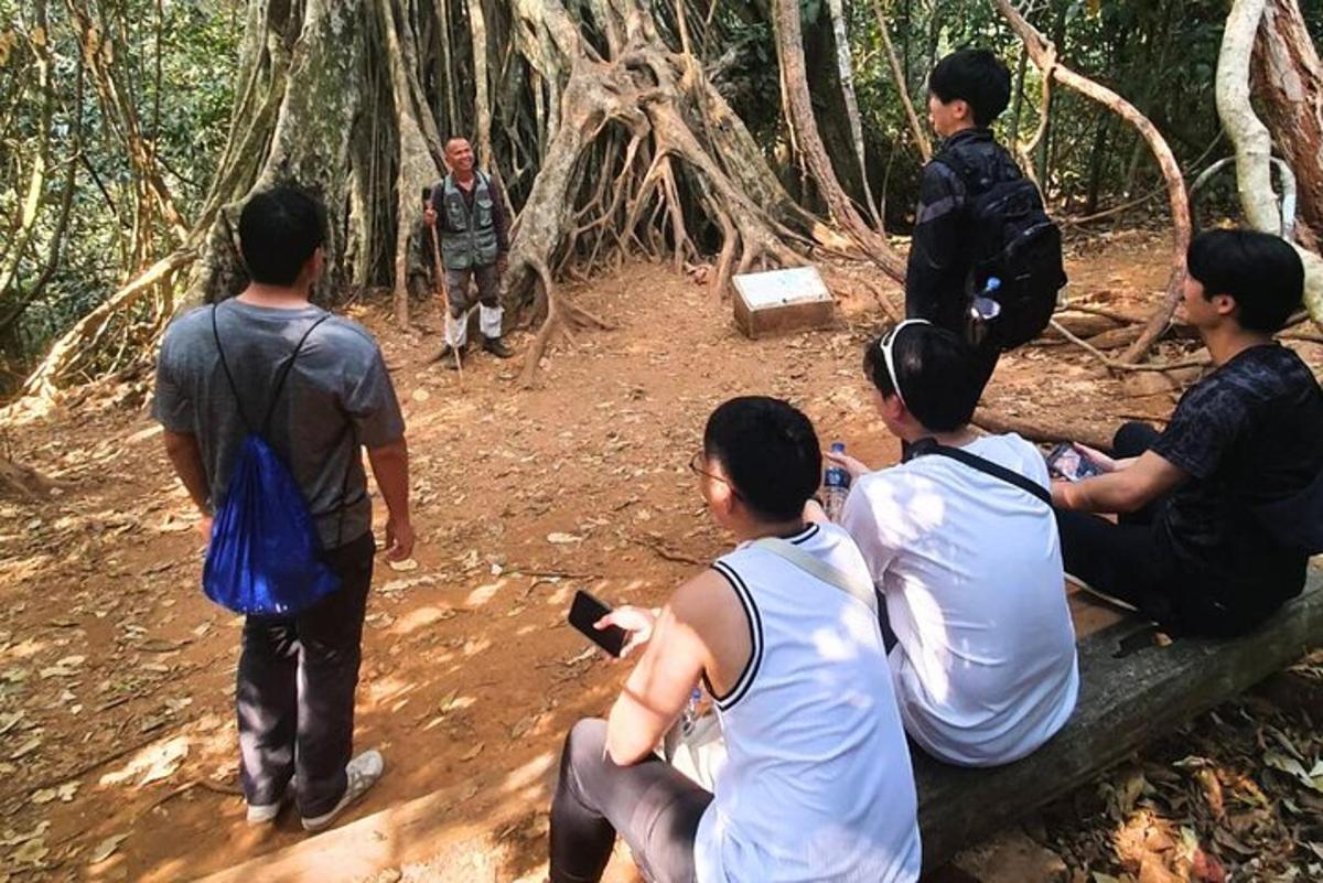 un gruppo di persone sedute su una panchina nel bosco