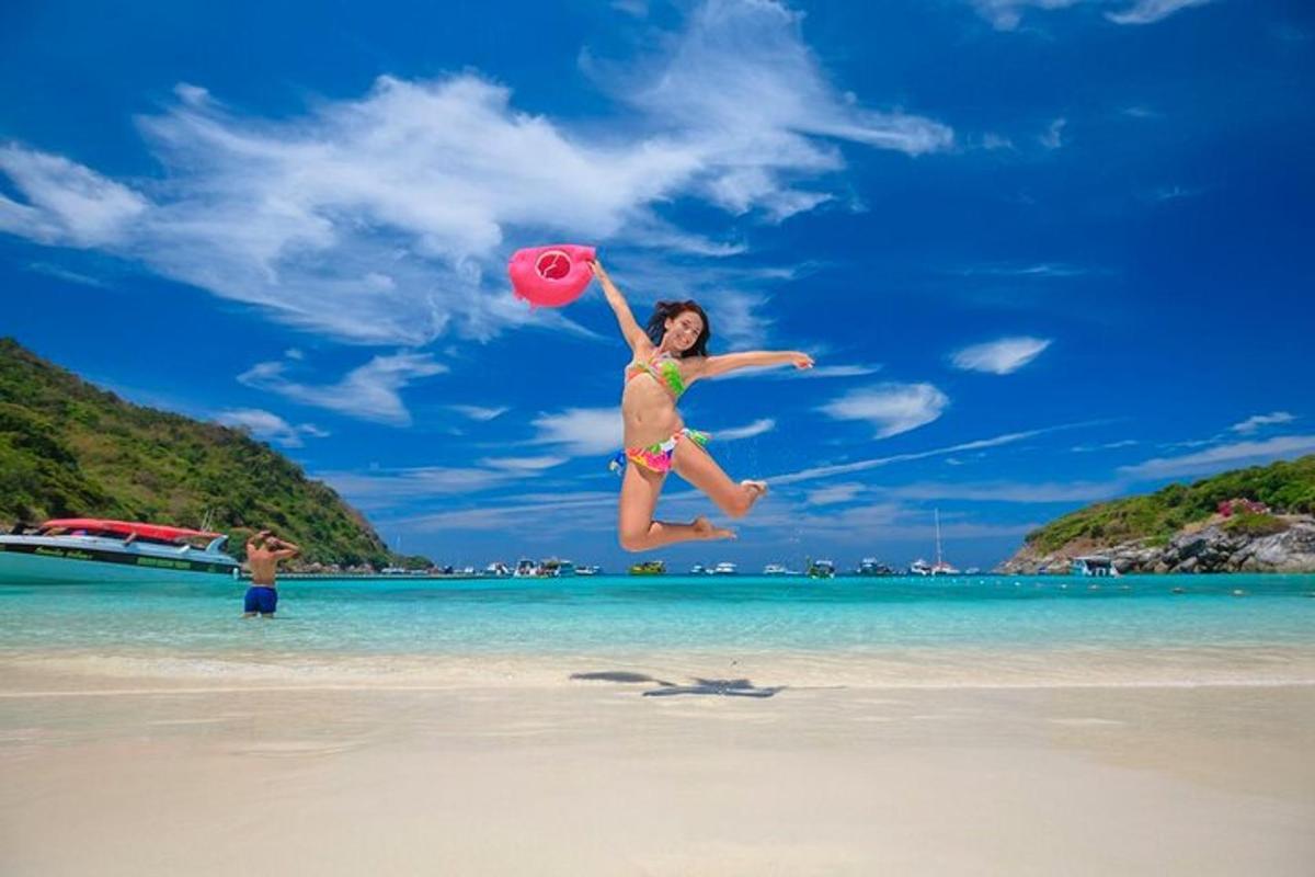 eine Frau, die am Strand mit einem Frisbee in die Luft springt