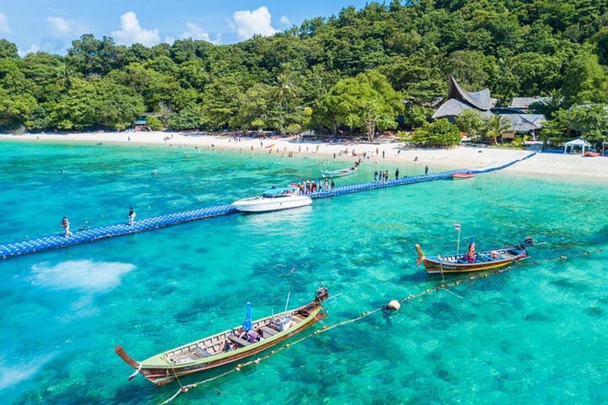 dois barcos na água perto de uma praia