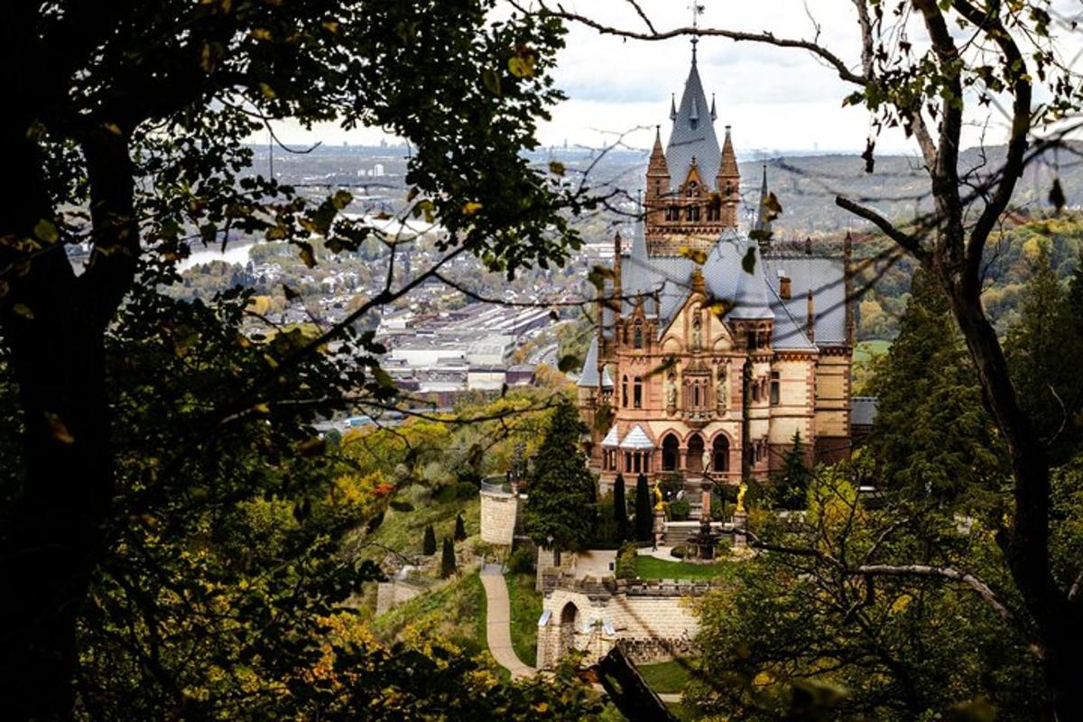 Un castillo en una colina con una ciudad al fondo