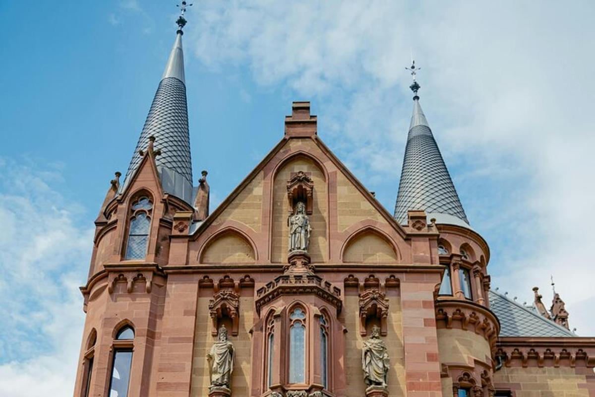 Un edificio con tres torres en la parte superior.