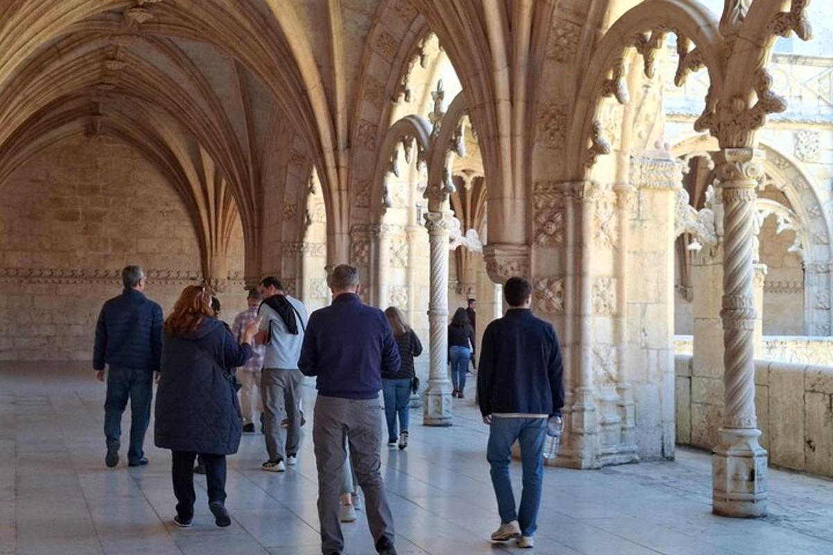 un grupo de personas caminando en un edificio